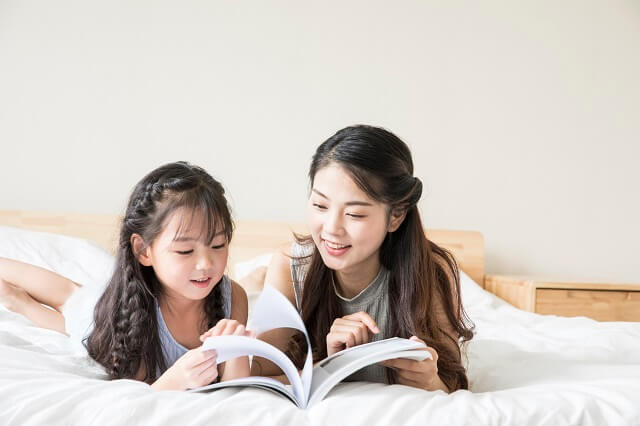 小女孩和妈妈一起看书